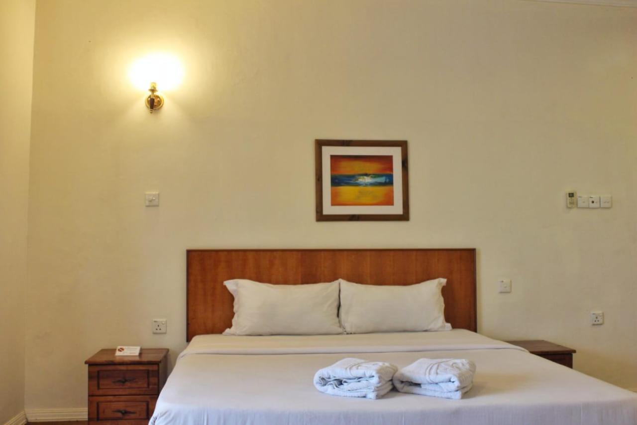 Tiara Labuan Hotel Bagian luar foto