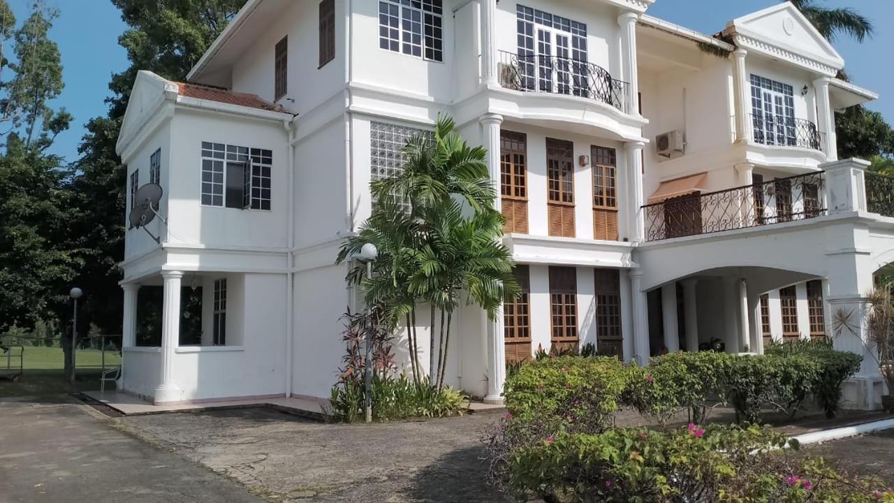 Tiara Labuan Hotel Bagian luar foto
