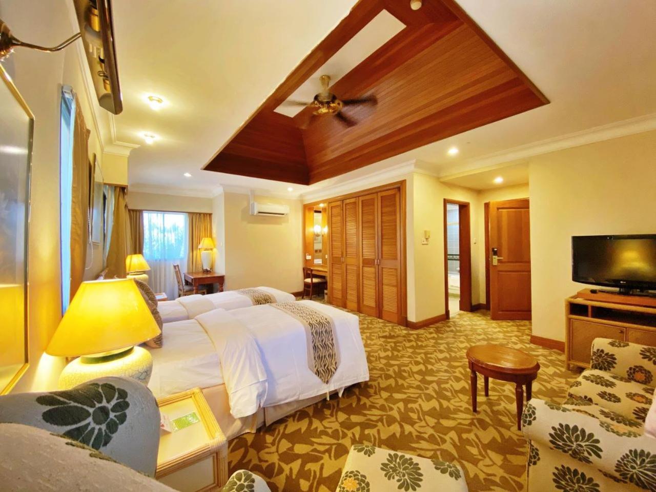 Tiara Labuan Hotel Bagian luar foto