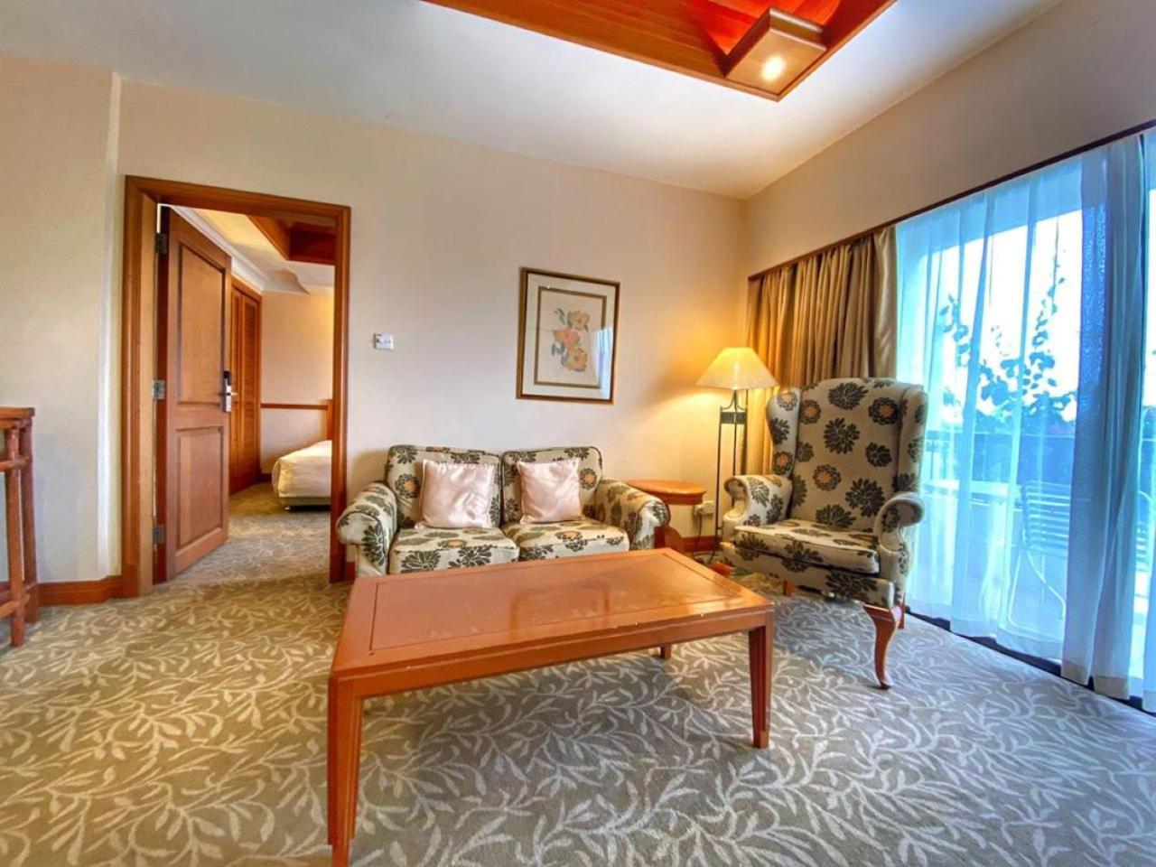 Tiara Labuan Hotel Bagian luar foto