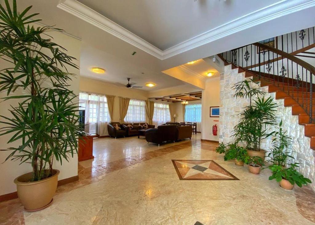 Tiara Labuan Hotel Bagian luar foto